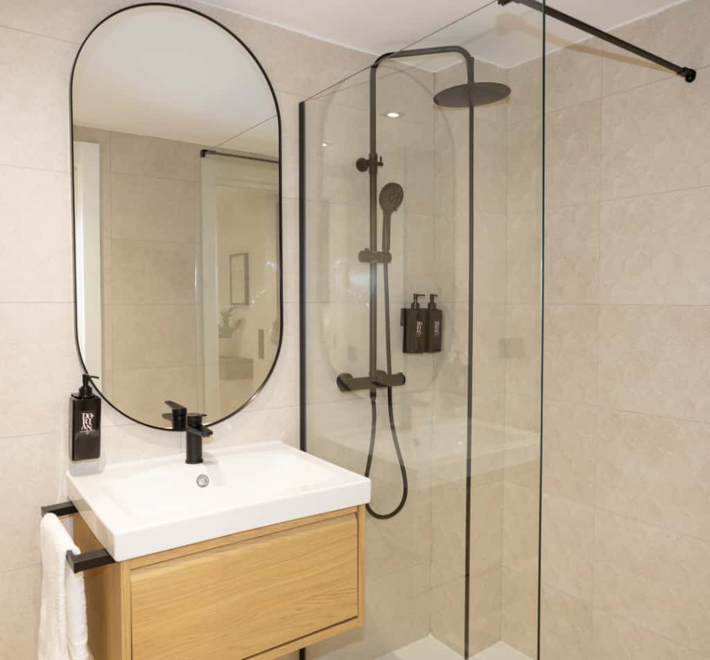 Baño moderno del apartamento en Dorian Suites