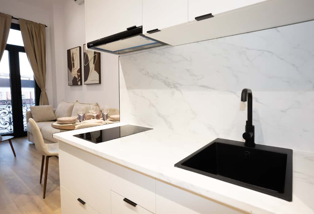 Cocina totalmente equipada del apartamento en Dorian Suites
